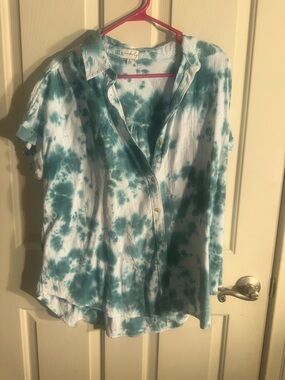Wonderly Teal and White Tie-Dye Button-Up Blouse